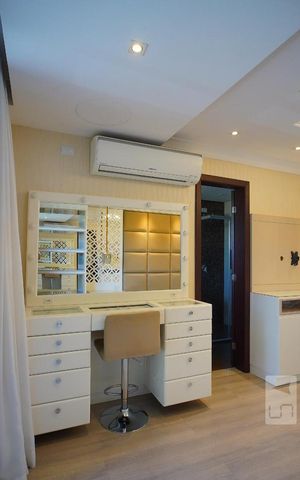 Casa à venda com 295m², 4 quartos e 4 vagasSuite