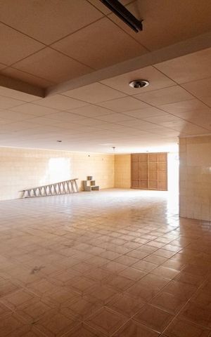 Casa à venda com 430m², 3 quartos e 8 vagas Casa à venda com 430m², 3 quartos e 8 vagasGaragem