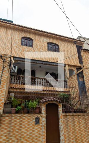 Casa à venda com 242m², 6 quartos e 1 vaga Casa à venda com 242m², 6 quartos e 1 vagaFachada