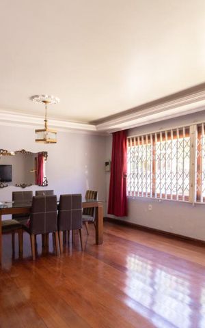 Casa à venda com 370m², 3 quartos e 3 vagas Casa à venda com 370m², 3 quartos e 3 vagasSala