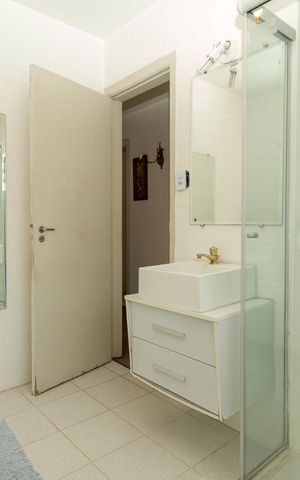 Casa à venda com 200m², 4 quartos e 2 vagas Casa à venda com 200m², 4 quartos e 2 vagasBanheiro
