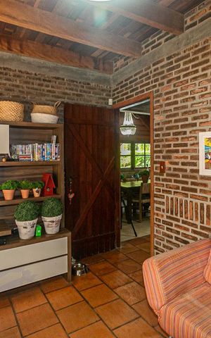 Casa à venda com 150m², 3 quartos e 4 vagas Casa à venda com 150m², 3 quartos e 4 vagasSala