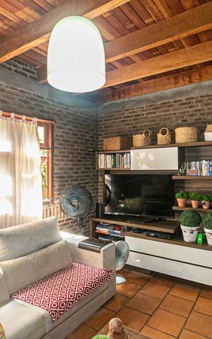 Casa à venda com 150m², 3 quartos e 4 vagas Casa à venda com 150m², 3 quartos e 4 vagasSala