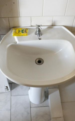 Apartamento para alugar com 57m², 2 quartos e sem vagaDetalhe do banheiro