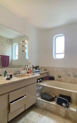 Apartamento para alugar com 300m², 4 quartos e 4 vagas Apartamento para alugar com 300m², 4 quartos e 4 vagasBanheiro da Suíte 1