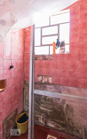 Casa à venda com 200m², 2 quartos e 2 vagas Casa à venda com 200m², 2 quartos e 2 vagasBanheiro