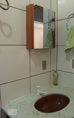 Casa para alugar com 130m², 2 quartos e 2 vagasBanheiro Social