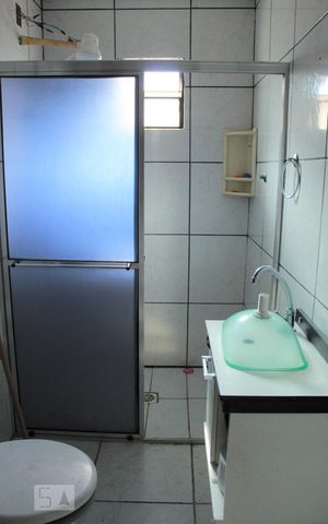 Casa para alugar com 130m², 2 quartos e 2 vagasBanheiro anexo