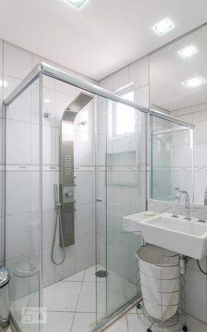 Casa de condomínio à venda com 260m², 4 quartos e 2 vagas Casa de condomínio à venda com 260m², 4 quartos e 2 vagasBanheiro da Suíte 1