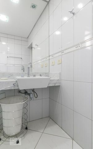 Casa de condomínio à venda com 260m², 4 quartos e 2 vagas Casa de condomínio à venda com 260m², 4 quartos e 2 vagasBanheiro da Suíte 1