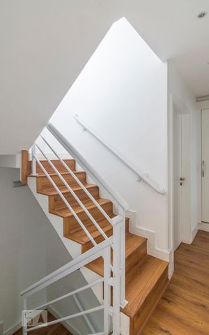 Casa de condomínio à venda com 260m², 4 quartos e 2 vagas Casa de condomínio à venda com 260m², 4 quartos e 2 vagasEscada