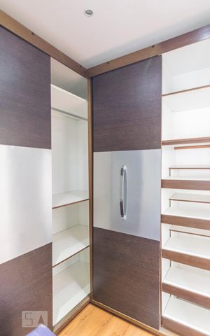 Casa de condomínio à venda com 260m², 4 quartos e 2 vagas Casa de condomínio à venda com 260m², 4 quartos e 2 vagasCloset da Suíte 1