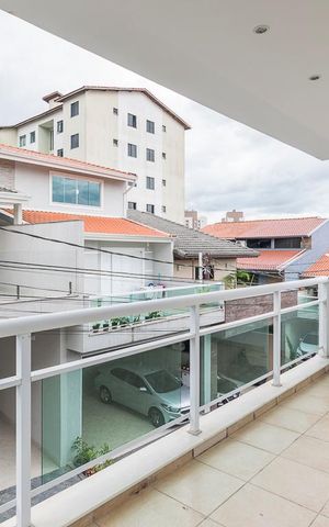 Casa de condomínio à venda com 260m², 4 quartos e 2 vagas Casa de condomínio à venda com 260m², 4 quartos e 2 vagasVaranda da Suíte 1