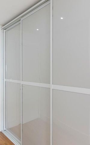 Casa de condomínio à venda com 260m², 4 quartos e 2 vagas Casa de condomínio à venda com 260m², 4 quartos e 2 vagasDetalhe do Armário da Suíte 1