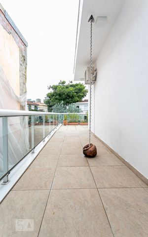 Casa à venda com 484m², 5 quartos e 3 vagas Casa à venda com 484m², 5 quartos e 3 vagasVaranda