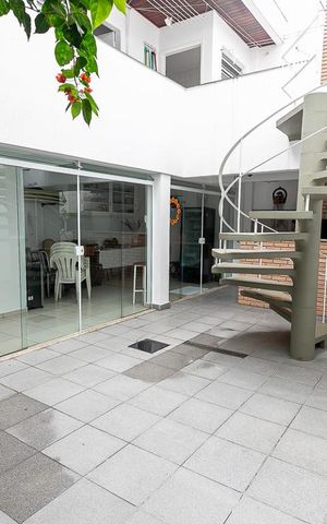 Casa à venda com 484m², 5 quartos e 3 vagas Casa à venda com 484m², 5 quartos e 3 vagasQuintal