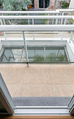 Casa à venda com 484m², 5 quartos e 3 vagas Casa à venda com 484m², 5 quartos e 3 vagasVaranda