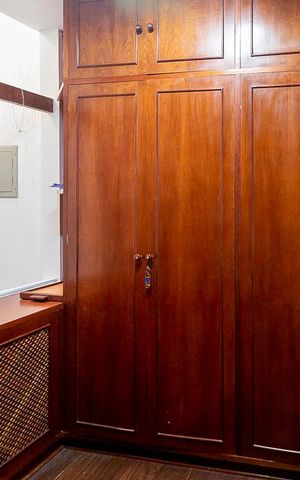 Casa à venda com 484m², 5 quartos e 3 vagas Casa à venda com 484m², 5 quartos e 3 vagasCloset