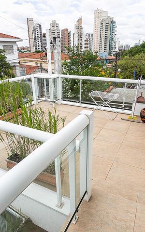 Casa à venda com 484m², 5 quartos e 3 vagas Casa à venda com 484m², 5 quartos e 3 vagasVaranda