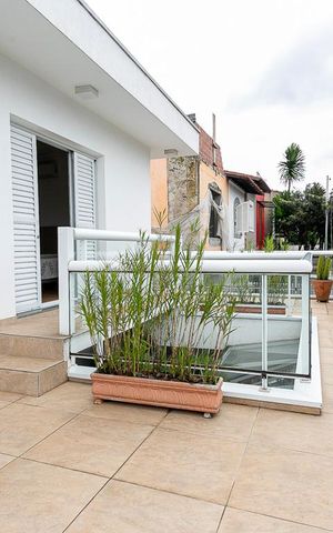 Casa à venda com 484m², 5 quartos e 3 vagas Casa à venda com 484m², 5 quartos e 3 vagasVaranda