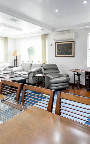 Casa à venda com 484m², 5 quartos e 3 vagas Casa à venda com 484m², 5 quartos e 3 vagasSala