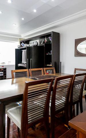 Casa à venda com 484m², 5 quartos e 3 vagas Casa à venda com 484m², 5 quartos e 3 vagasSala