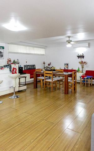 Casa à venda com 484m², 5 quartos e 3 vagas Casa à venda com 484m², 5 quartos e 3 vagasSalão de Festas