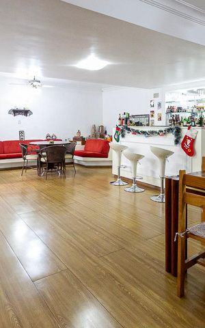 Casa à venda com 484m², 5 quartos e 3 vagas Casa à venda com 484m², 5 quartos e 3 vagasSalão de Festas