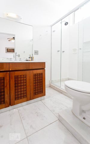 Casa à venda com 484m², 5 quartos e 3 vagas Casa à venda com 484m², 5 quartos e 3 vagasBanheiro da Suite 1