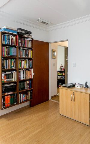 Casa à venda com 484m², 5 quartos e 3 vagas Casa à venda com 484m², 5 quartos e 3 vagasEscritório