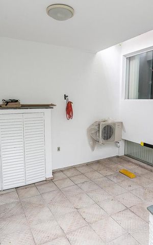 Casa à venda com 484m², 5 quartos e 3 vagas Casa à venda com 484m², 5 quartos e 3 vagasGaragem