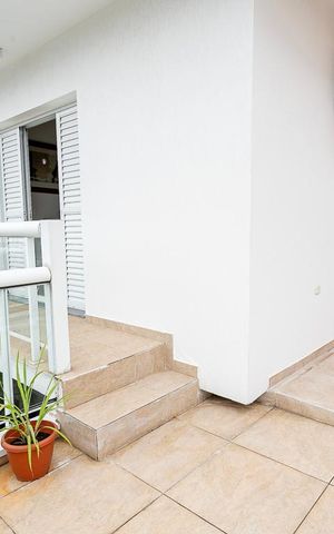 Casa à venda com 484m², 5 quartos e 3 vagas Casa à venda com 484m², 5 quartos e 3 vagasVaranda