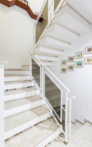Casa à venda com 484m², 5 quartos e 3 vagas Casa à venda com 484m², 5 quartos e 3 vagasEscadas