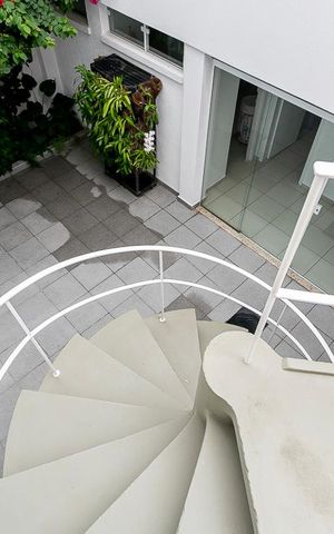 Casa à venda com 484m², 5 quartos e 3 vagas Casa à venda com 484m², 5 quartos e 3 vagasEscadas Externas