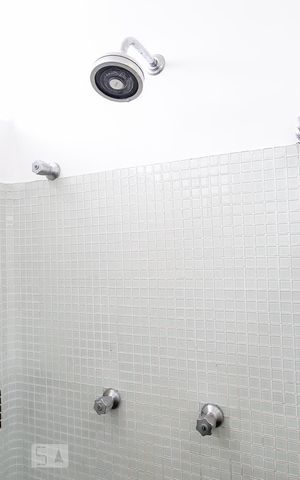 Casa à venda com 484m², 5 quartos e 3 vagas Casa à venda com 484m², 5 quartos e 3 vagasChuveiro do Banheiro da Suite 3
