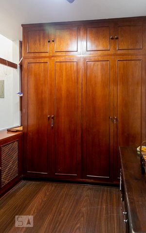 Casa à venda com 484m², 5 quartos e 3 vagas Casa à venda com 484m², 5 quartos e 3 vagasCloset