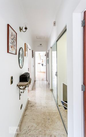Casa à venda com 484m², 5 quartos e 3 vagas Casa à venda com 484m², 5 quartos e 3 vagasCorredor