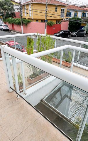 Casa à venda com 484m², 5 quartos e 3 vagas Casa à venda com 484m², 5 quartos e 3 vagasVaranda