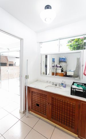 Casa à venda com 484m², 5 quartos e 3 vagas Casa à venda com 484m², 5 quartos e 3 vagasQuarto de Serviço