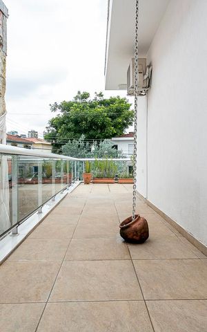 Casa à venda com 484m², 5 quartos e 3 vagas Casa à venda com 484m², 5 quartos e 3 vagasVaranda