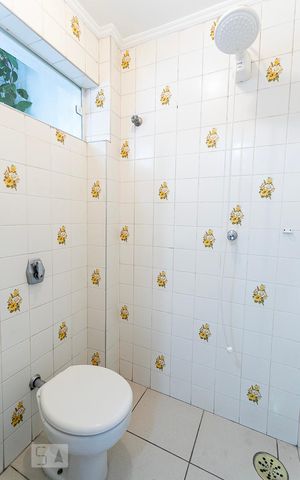 Casa à venda com 484m², 5 quartos e 3 vagas Casa à venda com 484m², 5 quartos e 3 vagasBanheiro de Serviço