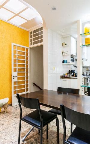 Casa à venda com 313m², 5 quartos e 4 vagas Casa à venda com 313m², 5 quartos e 4 vagasCozinha