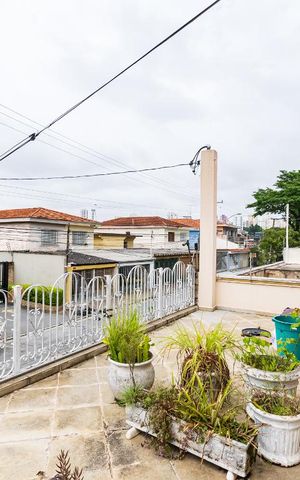 Casa à venda com 313m², 5 quartos e 4 vagas Casa à venda com 313m², 5 quartos e 4 vagasVaranda