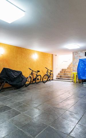 Casa à venda com 313m², 5 quartos e 4 vagas Casa à venda com 313m², 5 quartos e 4 vagasGaragem