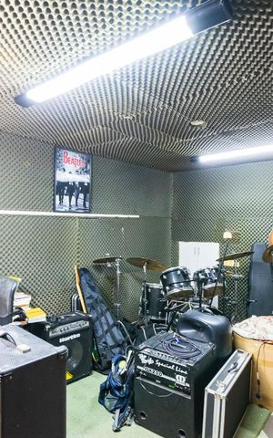Casa à venda com 313m², 5 quartos e 4 vagas Casa à venda com 313m², 5 quartos e 4 vagasEstúdio de Música