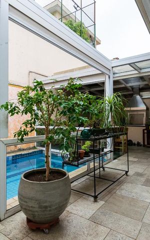 Casa à venda com 313m², 5 quartos e 4 vagas Casa à venda com 313m², 5 quartos e 4 vagasPiscina