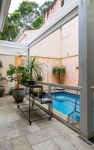Casa à venda com 313m², 5 quartos e 4 vagas Casa à venda com 313m², 5 quartos e 4 vagasPiscina