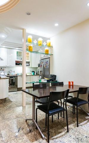 Casa à venda com 313m², 5 quartos e 4 vagas Casa à venda com 313m², 5 quartos e 4 vagasCozinha