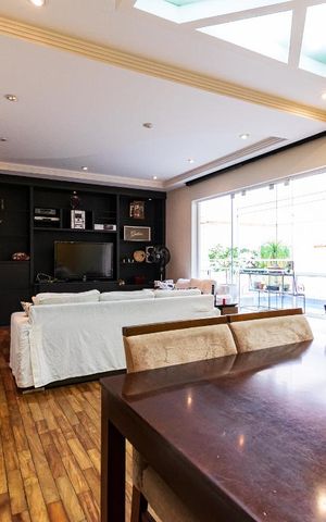 Casa à venda com 313m², 5 quartos e 4 vagas Casa à venda com 313m², 5 quartos e 4 vagasSala