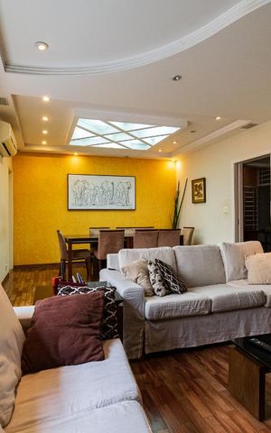 Casa à venda com 313m², 5 quartos e 4 vagas Casa à venda com 313m², 5 quartos e 4 vagasSala
